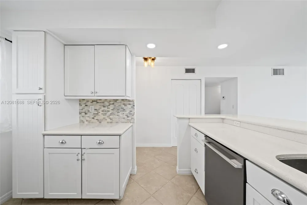 4000 NE 169th St #607 PLUS 30 FT DOCK North Miami Beach, FL 33160