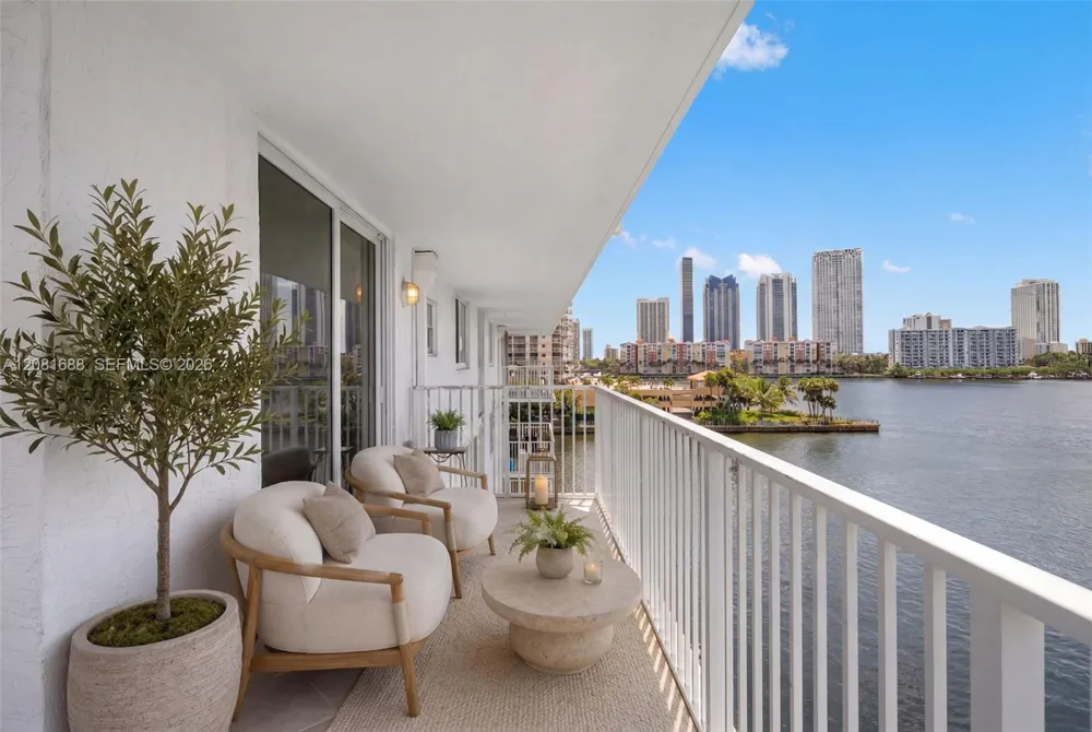 4000 NE 169th St #607 PLUS 30 FT DOCK North Miami Beach, FL 33160