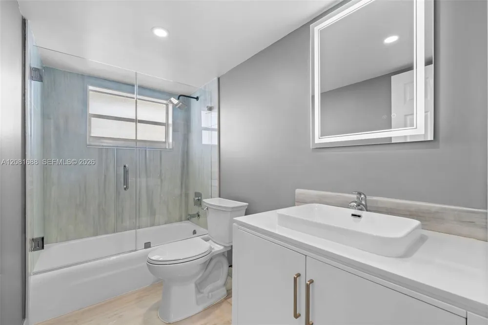 4000 NE 169th St #607 PLUS 30 FT DOCK North Miami Beach, FL 33160