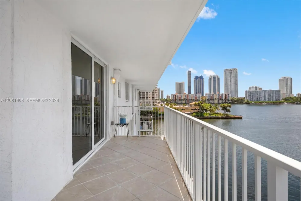 4000 NE 169th St #607 PLUS 30 FT DOCK North Miami Beach, FL 33160