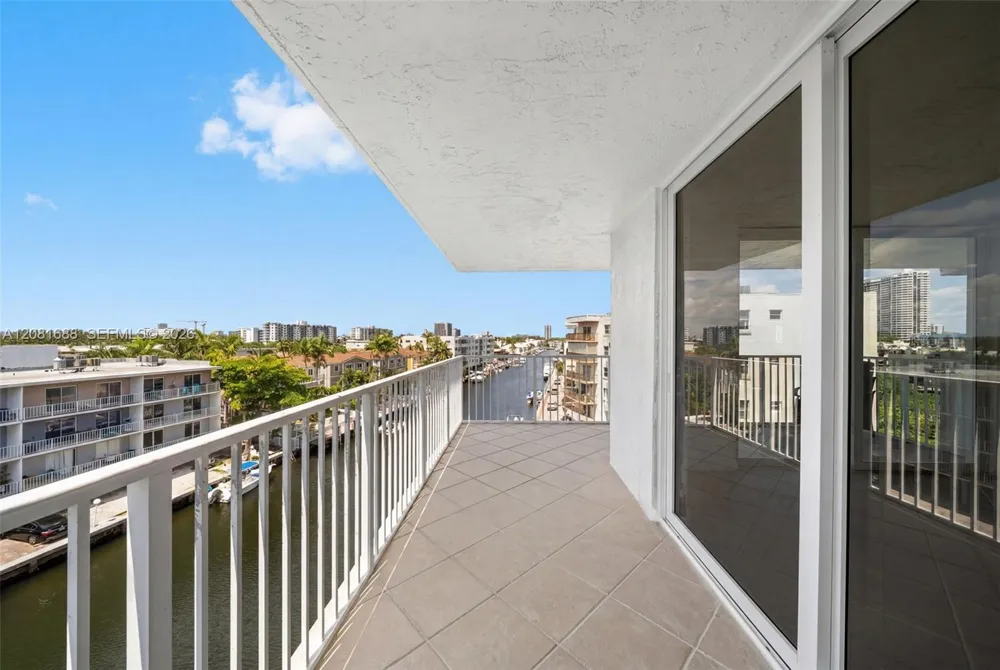 4000 NE 169th St #607 PLUS 30 FT DOCK North Miami Beach, FL 33160