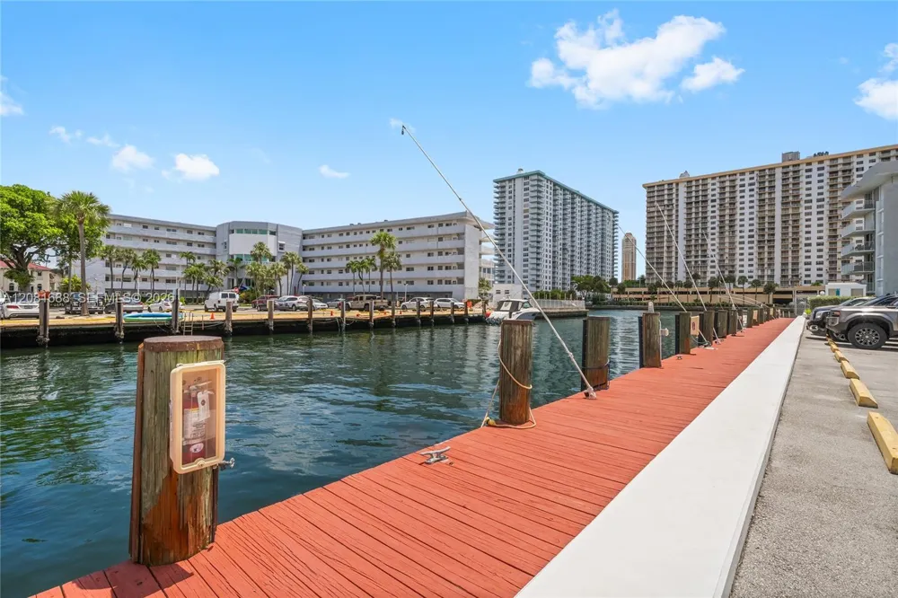 4000 NE 169th St #607 PLUS 30 FT DOCK North Miami Beach, FL 33160