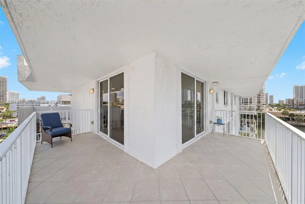 4000 NE 169th St #607 PLUS 30 FT DOCK North Miami Beach, FL 33160