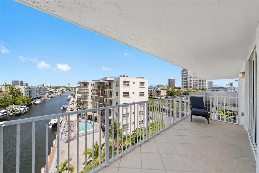 4000 NE 169th St #607 PLUS 30 FT DOCK North Miami Beach, FL 33160