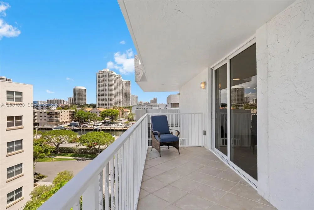 4000 NE 169th St #607 PLUS 30 FT DOCK North Miami Beach, FL 33160