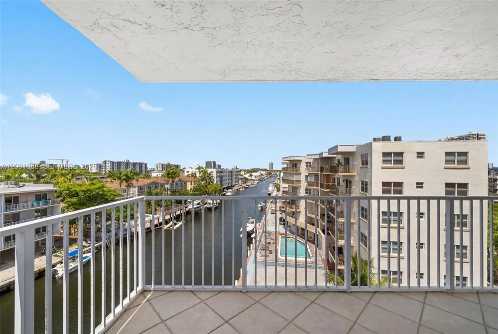 4000 NE 169th St #607 PLUS 30 FT DOCK North Miami Beach, FL 33160