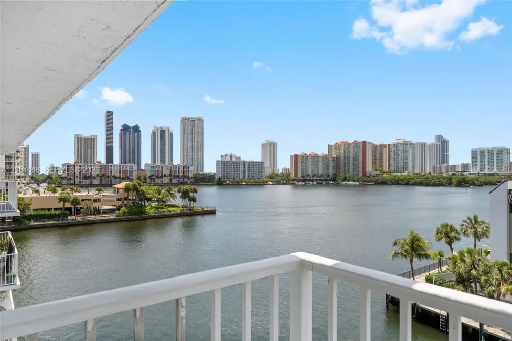 4000 NE 169th St #607 PLUS 30 FT DOCK North Miami Beach, FL 33160