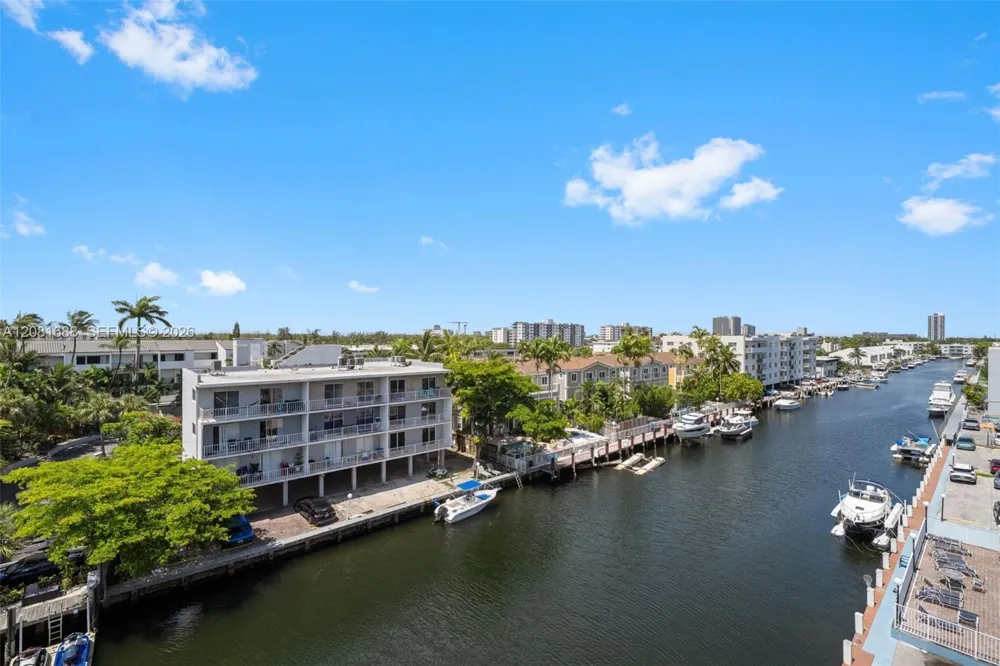 4000 NE 169th St #607 PLUS 30 FT DOCK North Miami Beach, FL 33160