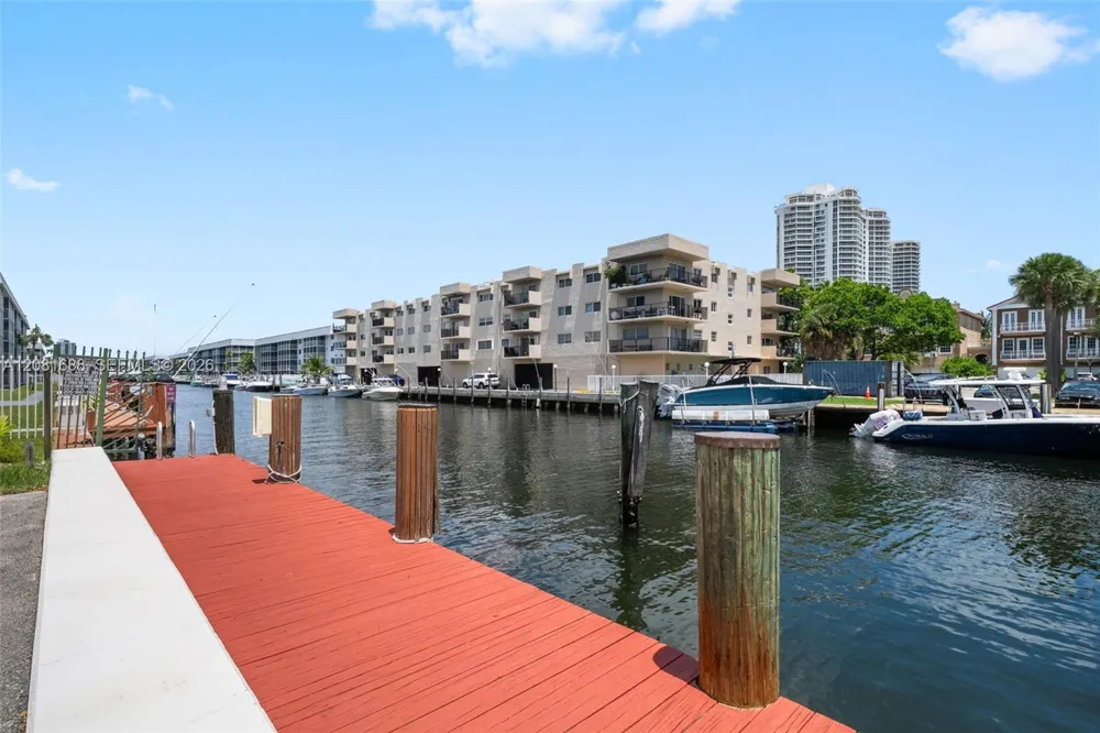 4000 NE 169th St #607 PLUS 30 FT DOCK North Miami Beach, FL 33160