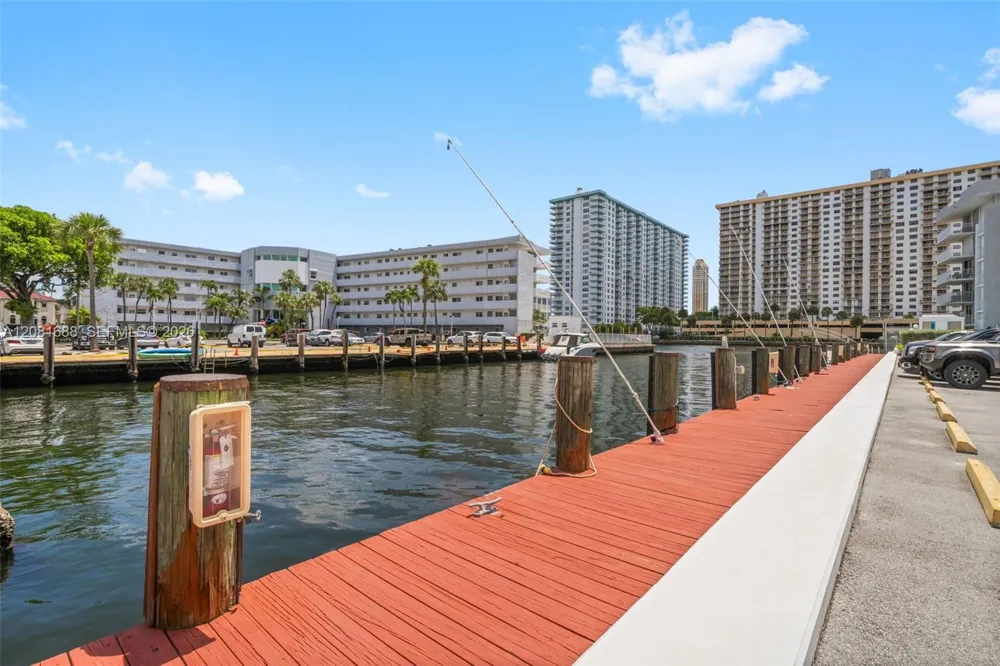 4000 NE 169th St #607 PLUS 30 FT DOCK North Miami Beach, FL 33160