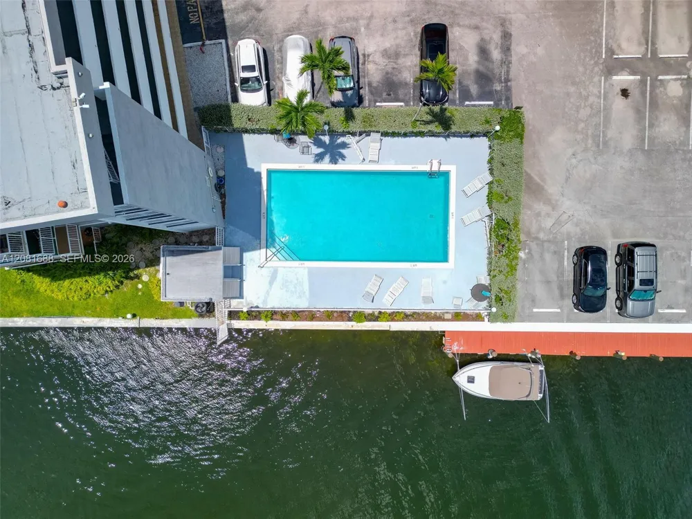 4000 NE 169th St #607 PLUS 30 FT DOCK North Miami Beach, FL 33160