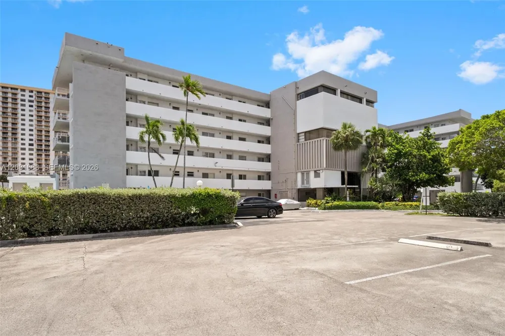 4000 NE 169th St #607 PLUS 30 FT DOCK North Miami Beach, FL 33160