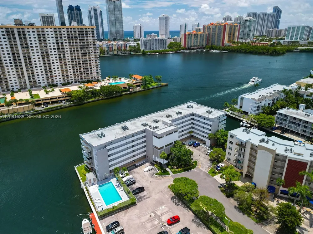 4000 NE 169th St #607 PLUS 30 FT DOCK North Miami Beach, FL 33160