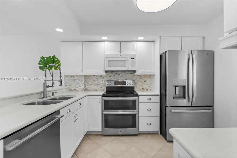 4000 NE 169th St #607 PLUS 30 FT DOCK North Miami Beach, FL 33160