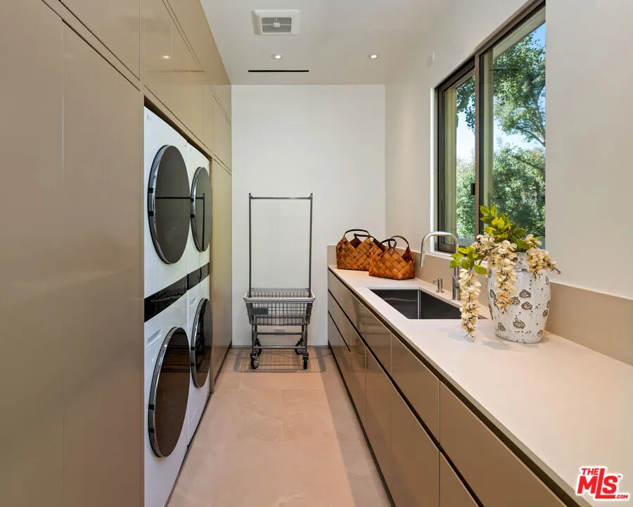 1016 Hillcrest Road Beverly Hills, CA 90210