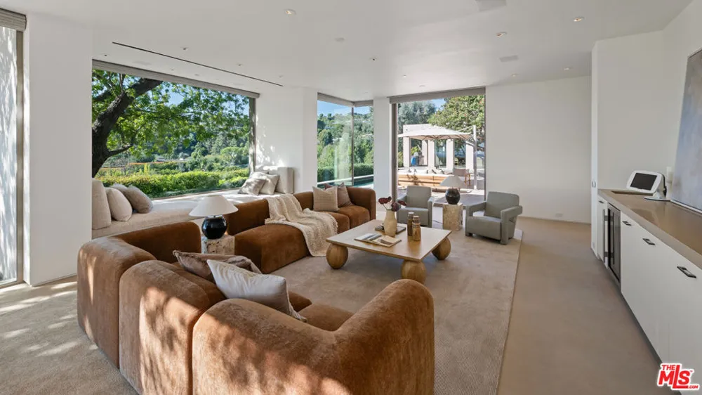 1016 Hillcrest Road Beverly Hills, CA 90210