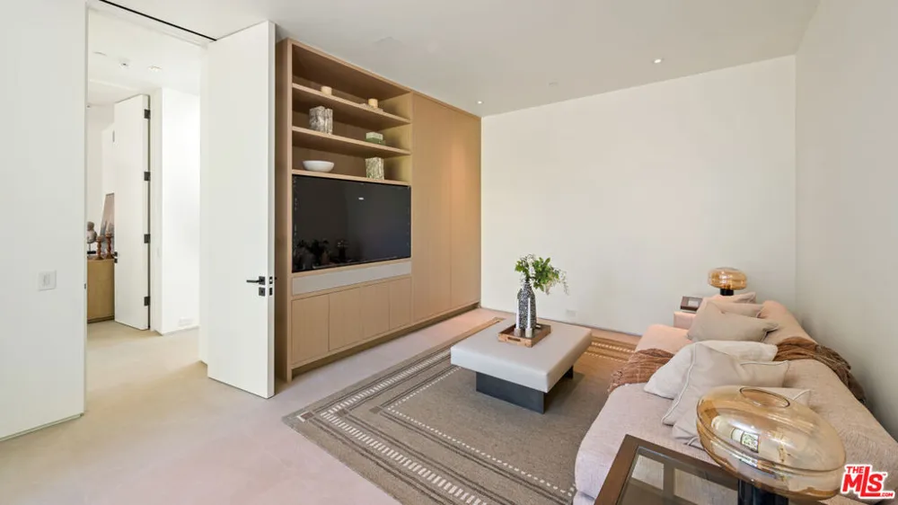 1016 Hillcrest Road Beverly Hills, CA 90210