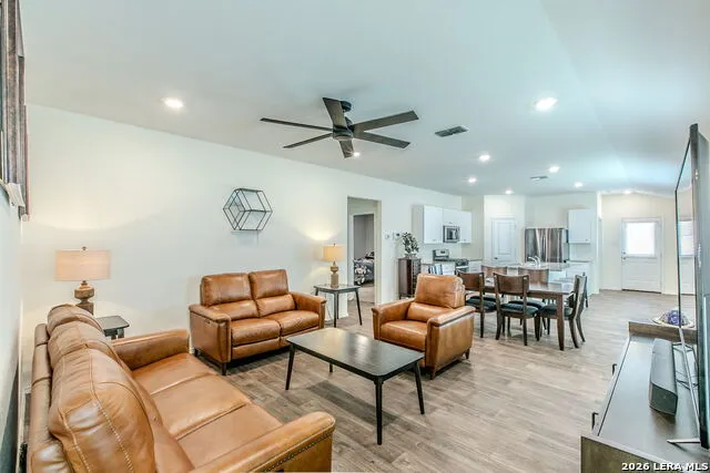 237 MIDDLE GREEN LOOP Floresville, TX 78114