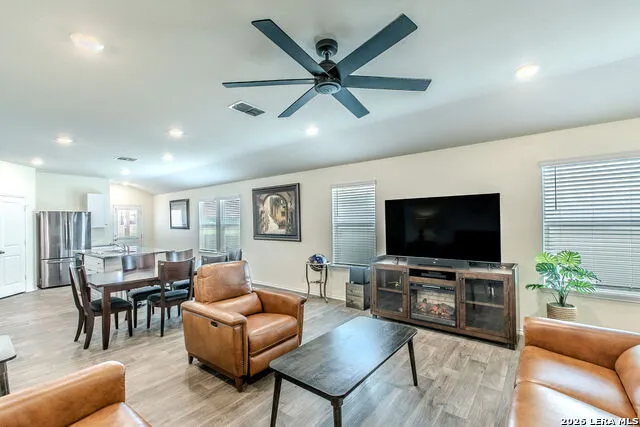 237 MIDDLE GREEN LOOP Floresville, TX 78114