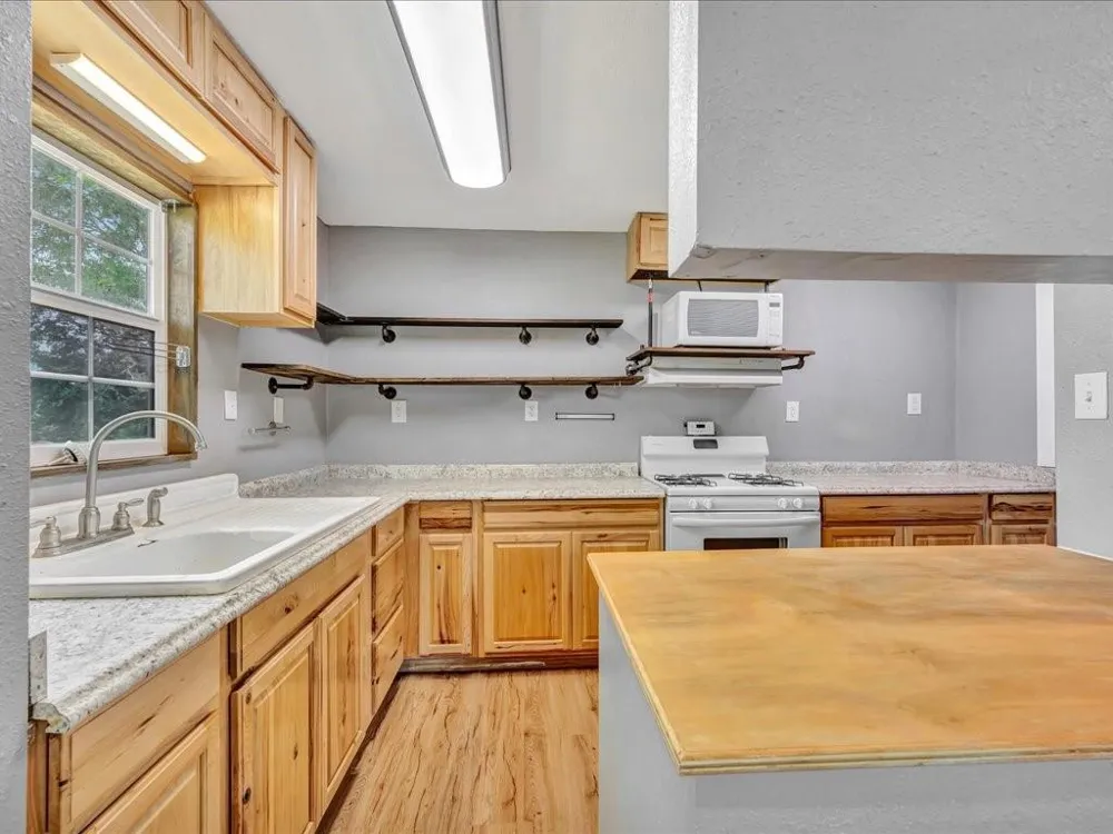 1949 County Road 2717 Alto, TX 75925
