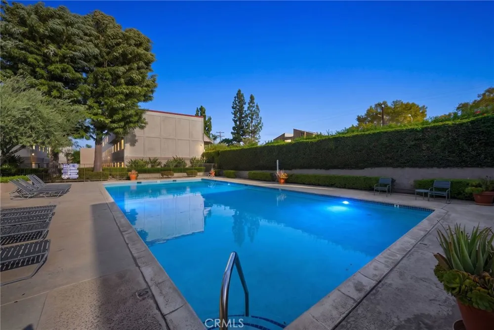 18333 Hatteras Tarzana, CA 91356