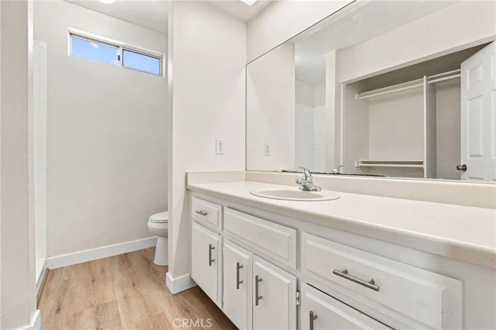 21011 Sioux Road Apple Valley, CA 92308