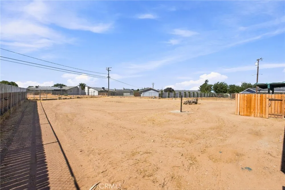 21011 Sioux Road Apple Valley, CA 92308