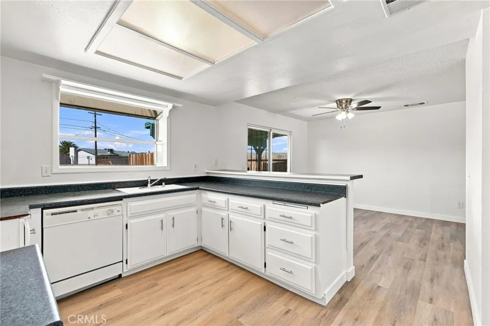 21011 Sioux Road Apple Valley, CA 92308