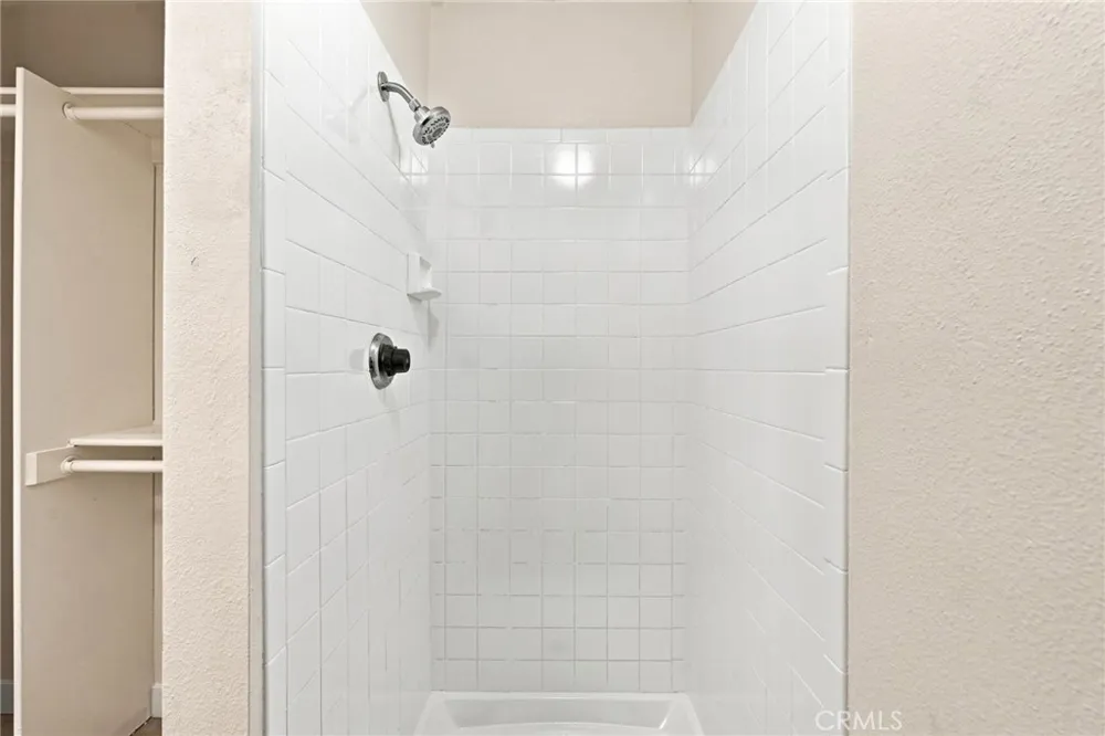 21011 Sioux Road Apple Valley, CA 92308