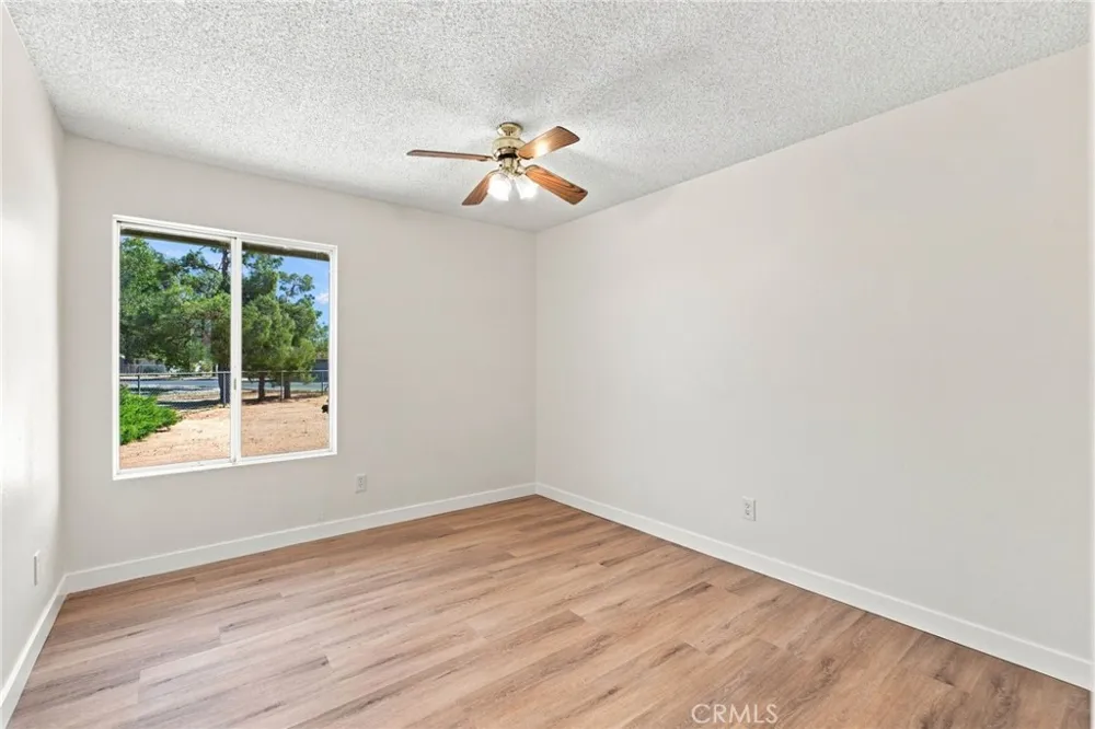 21011 Sioux Road Apple Valley, CA 92308