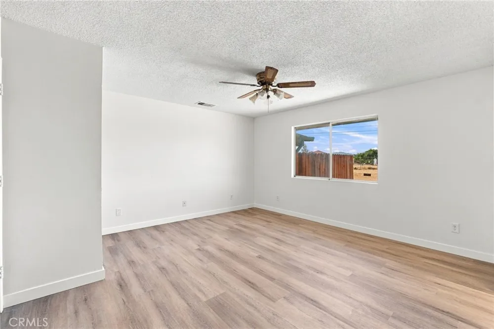 21011 Sioux Road Apple Valley, CA 92308