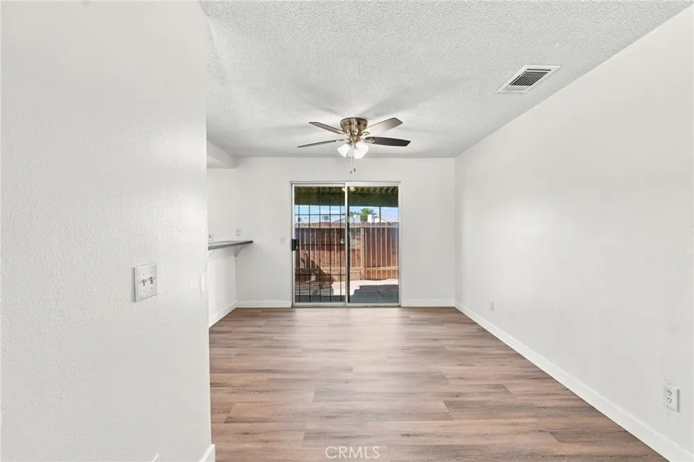21011 Sioux Road Apple Valley, CA 92308