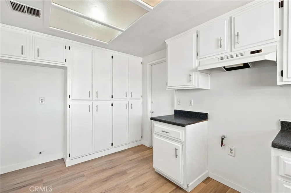 21011 Sioux Road Apple Valley, CA 92308