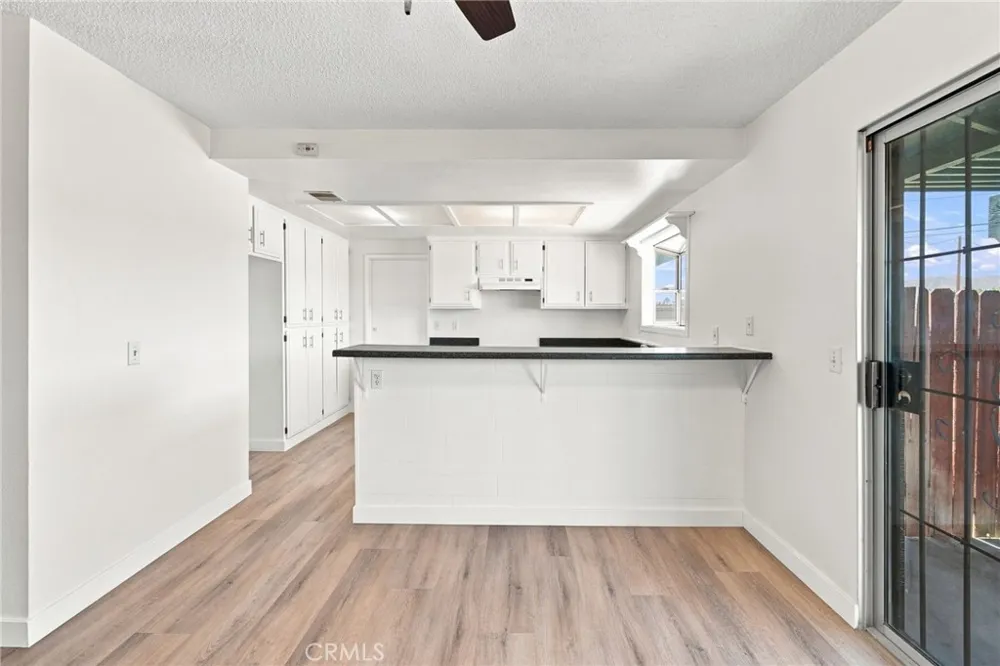 21011 Sioux Road Apple Valley, CA 92308