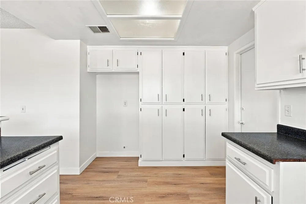 21011 Sioux Road Apple Valley, CA 92308