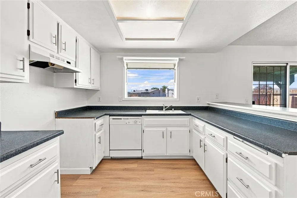 21011 Sioux Road Apple Valley, CA 92308