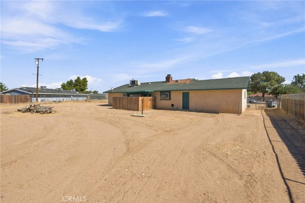 21011 Sioux Road Apple Valley, CA 92308