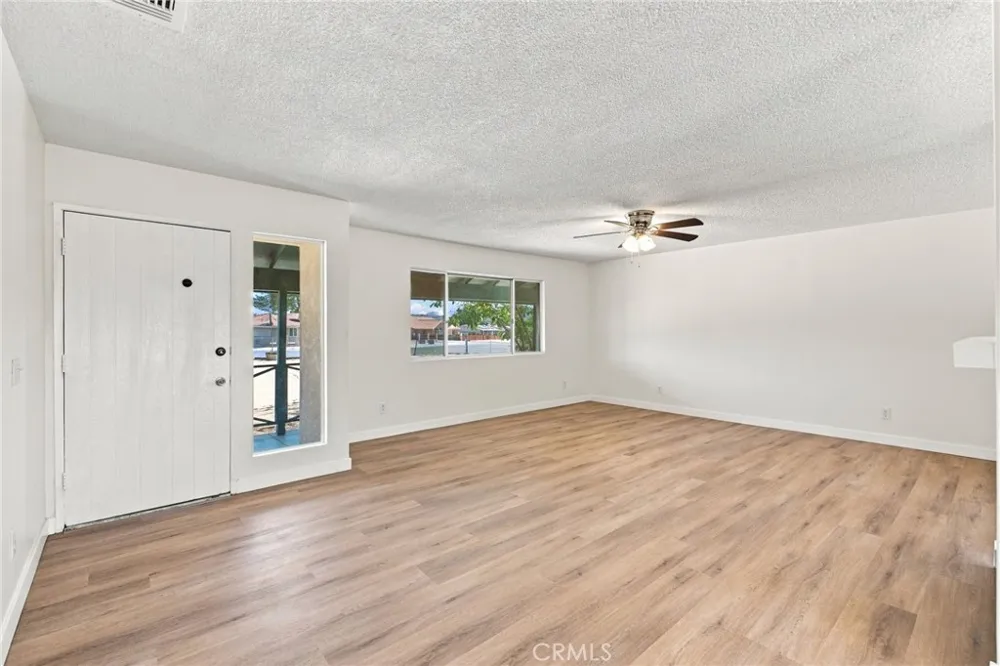 21011 Sioux Road Apple Valley, CA 92308
