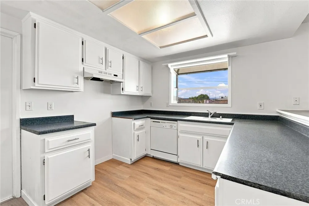 21011 Sioux Road Apple Valley, CA 92308