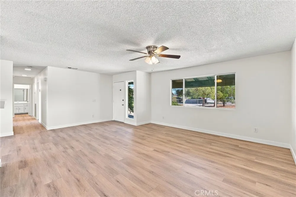 21011 Sioux Road Apple Valley, CA 92308