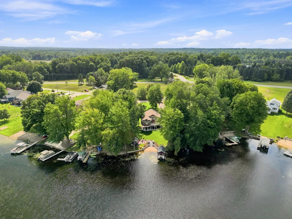 7060 Southwest Drive Canadian Lakes, MI 49346