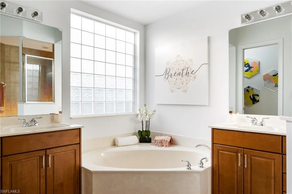 982 Tivoli Court Naples, FL 34104