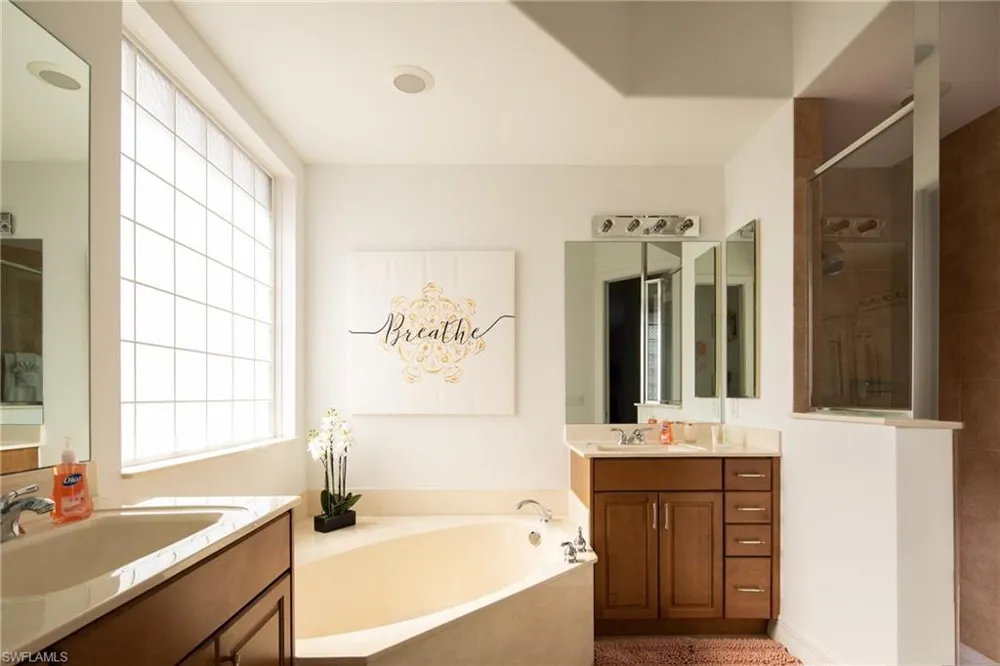 982 Tivoli Court Naples, FL 34104
