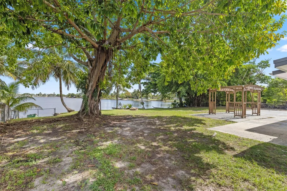 10901 SW 47th Ter Miami, FL 33165