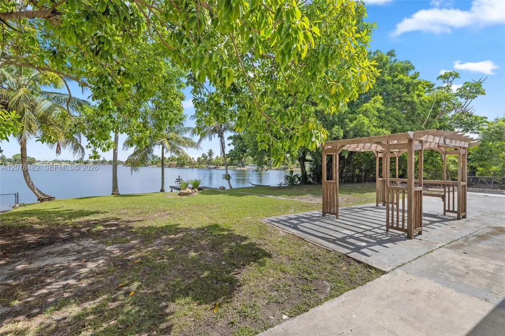 10901 SW 47th Ter Miami, FL 33165