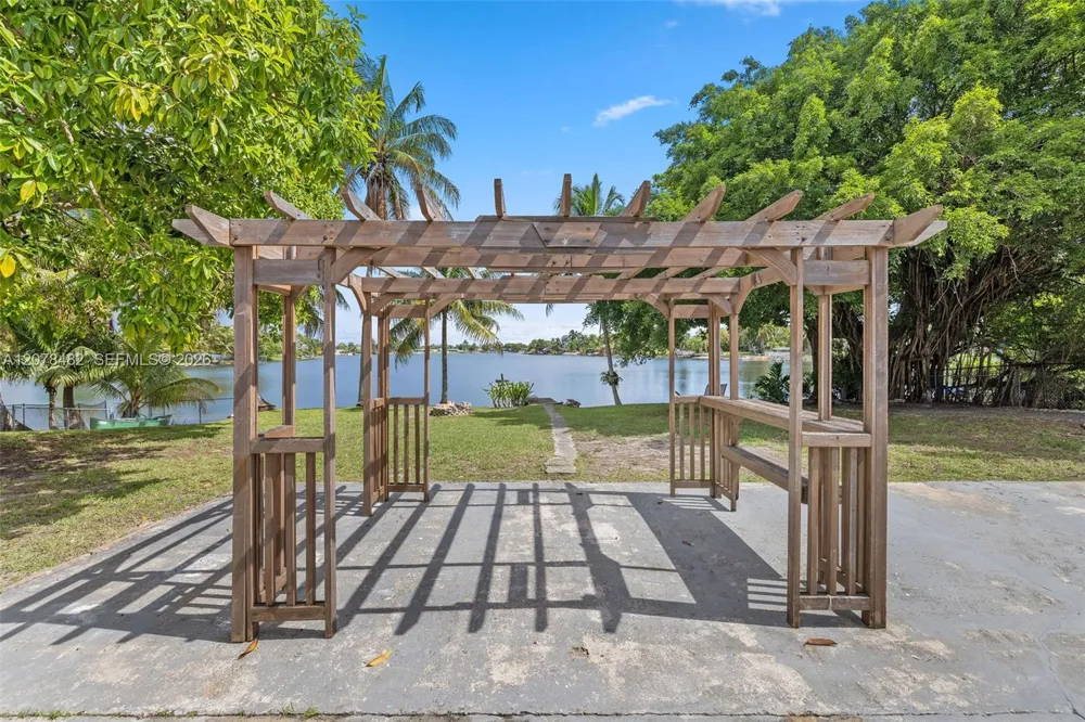 10901 SW 47th Ter Miami, FL 33165