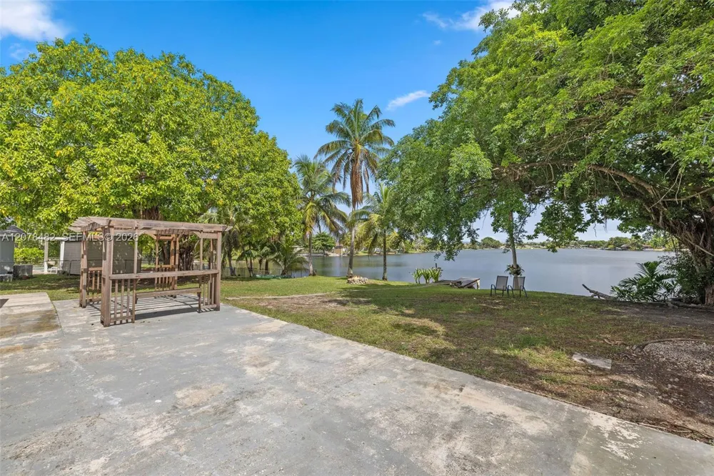10901 SW 47th Ter Miami, FL 33165