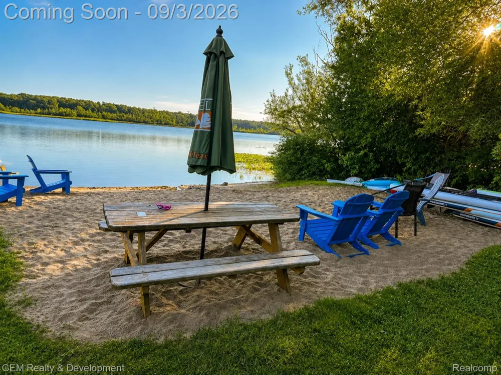 2067 Glen Iris Drive Commerce Charter Township, MI 48382