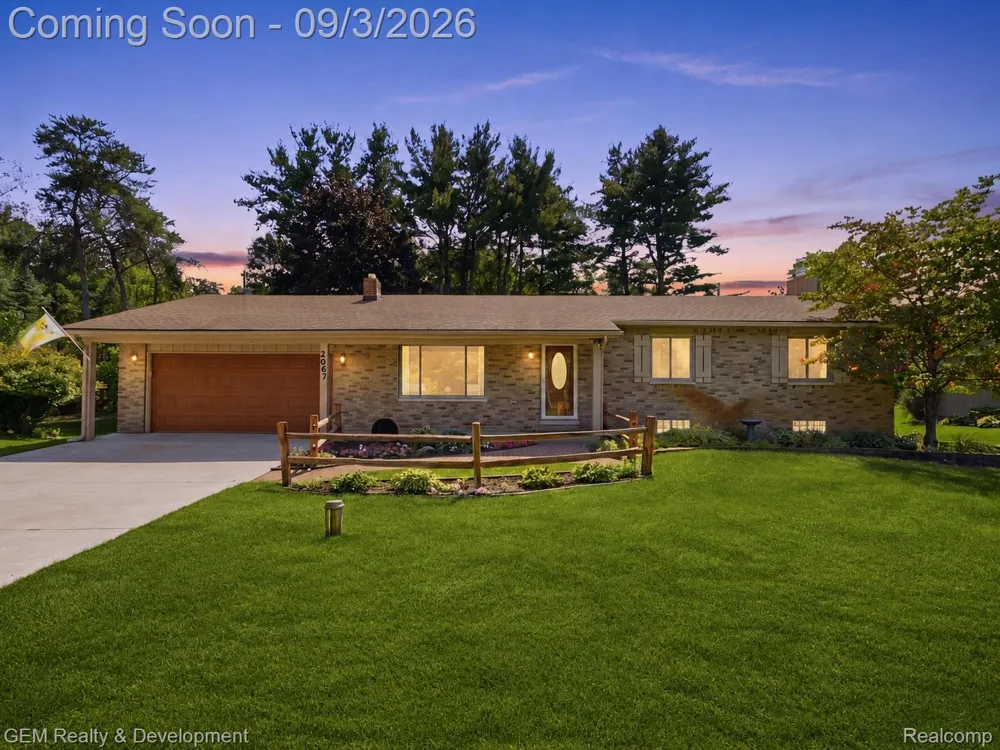 2067 Glen Iris Drive Commerce Charter Township, MI 48382