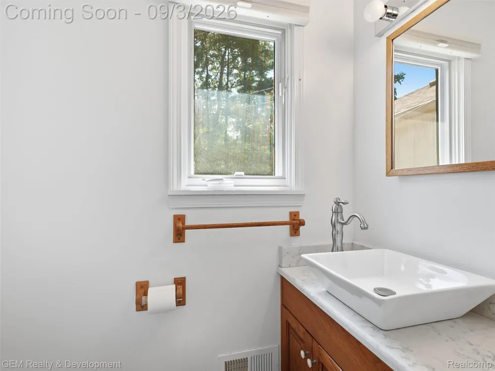 2067 Glen Iris Drive Commerce Charter Township, MI 48382